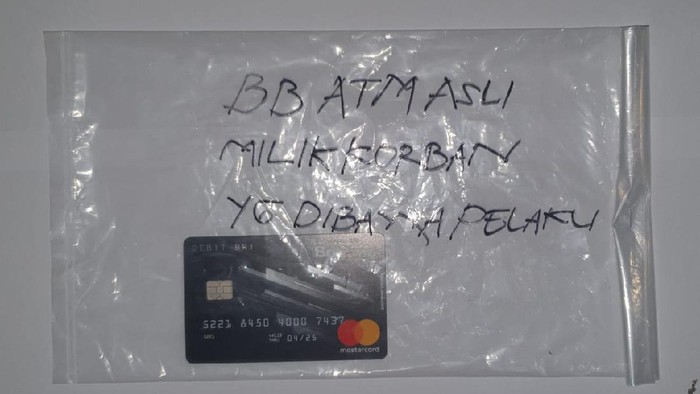 Kartu ATM asli milik korban yang dikuras isi tabungannya, Selasa (13/10/2020).