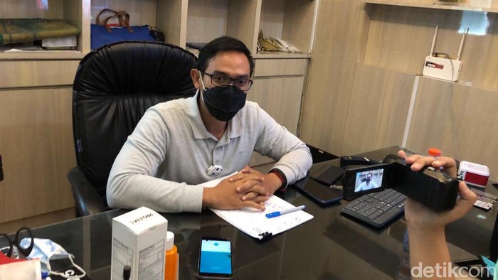 Kepala Bagian Hubungan Masyarakat Pemkot Surabaya Febriadhitya Prajatara