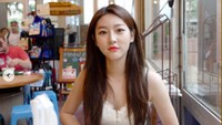 Jalan-jalan ke Hawaii, Kim Sae Ron mampir makan di kafe lokal. Tak lupa ia mengabadikan posenya. Foto: Instagram ron_sae