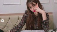 Nikmati afternoon tea dengan cake, Kim Sae Ron tampil mempesona dengan outfit yang ia kenakan. Foto: Instagram ron_sae