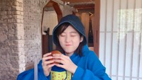 Wajah imut Kim Sae Ron tetap terpancar meski ia tengah makan. Salah satunya ketika hendak makan burger ini. Foto: Instagram ron_sae