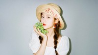 Pemeran drama Leverage ini sedang jalani pemotretan dengan buah. Pilihannya, anggur hijau! Foto: Instagram ron_sae