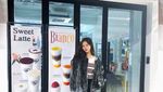 Kim Sae Ron dan Pesonanya Saat Ngopi dan Makan Burger