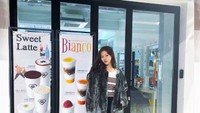 Menyertakan emoji secangkir kopi, Kim Sae Ron menunjukkan dirinya sedang mengunjungi coffee shop. Foto: Instagram ron_sae