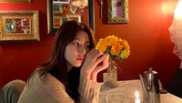Wanita kelahiran Seoul ini sedang hang out di kafe romantis. Nuansanya terlihat begitu klasik, apalagi ditemani cahaya lilin. Foto: Instagram ron_sae