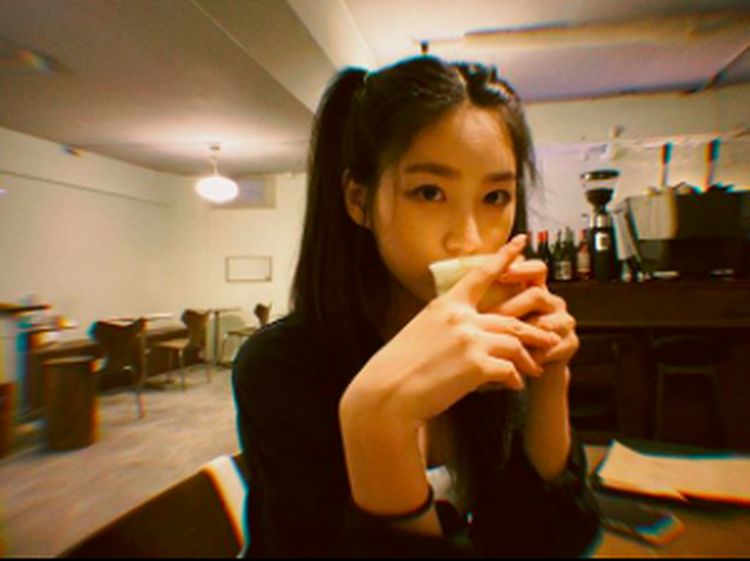 Kim Sae Ron dan Pesonanya Saat Ngopi dan Makan Burger
