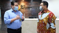 CEO dan Founder UangTeman Aidil Zulkifli (kanan) dan Chief of SME, Funding, FI & Network Bank Sahabat Sampoerna (Bank Sampoerna) Adji Anggono (kiri)  berfoto bersama usai penandatanganan kolaborasi strategis penyaluran pembiayaan usaha mikro antara UangTeman dan Bank Sampoerna di Jakarta.