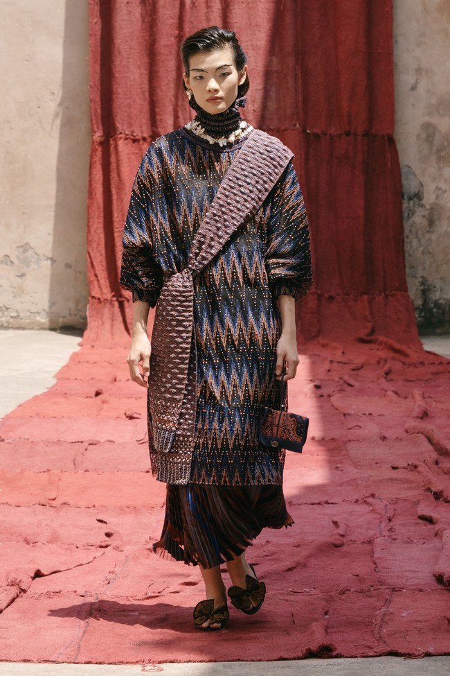 Model tampil dalam fashion show virtual desainer Sapto Djojokartiko. Terinspirasi dari seni sabung ayam, Sapto merilis koleksi spring/summer 2021.dok. Sapto Djojokartiko.