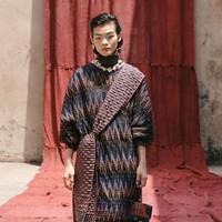 Model tampil dalam fashion show virtual desainer Sapto Djojokartiko. Terinspirasi dari seni sabung ayam, Sapto merilis koleksi spring/summer 2021.dok. Sapto Djojokartiko.