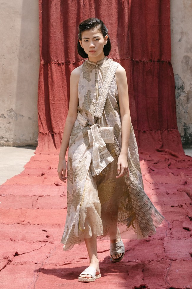 Model tampil dalam fashion show virtual desainer Sapto Djojokartiko. Terinspirasi dari seni sabung ayam, Sapto merilis koleksi spring/summer 2021.dok. Sapto Djojokartiko.