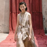 Model tampil dalam fashion show virtual desainer Sapto Djojokartiko. Terinspirasi dari seni sabung ayam, Sapto merilis koleksi spring/summer 2021.dok. Sapto Djojokartiko.
