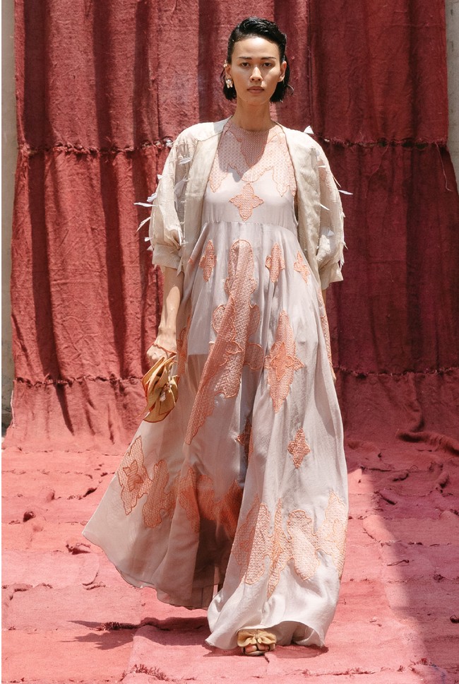 Model tampil dalam fashion show virtual desainer Sapto Djojokartiko. Terinspirasi dari seni sabung ayam, Sapto merilis koleksi spring/summer 2021. dok. Sapto Djojokartiko.