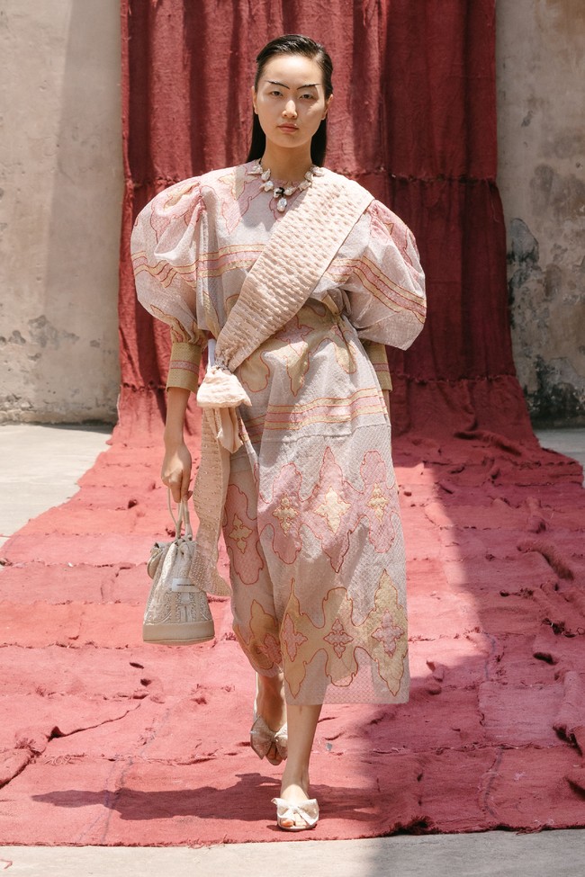 Model tampil dalam fashion show virtual desainer Sapto Djojokartiko. Terinspirasi dari seni sabung ayam, Sapto merilis koleksi spring/summer 2021. Sapto Djojokartiko.