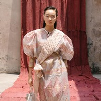Model tampil dalam fashion show virtual desainer Sapto Djojokartiko. Terinspirasi dari seni sabung ayam, Sapto merilis koleksi spring/summer 2021. Sapto Djojokartiko.
