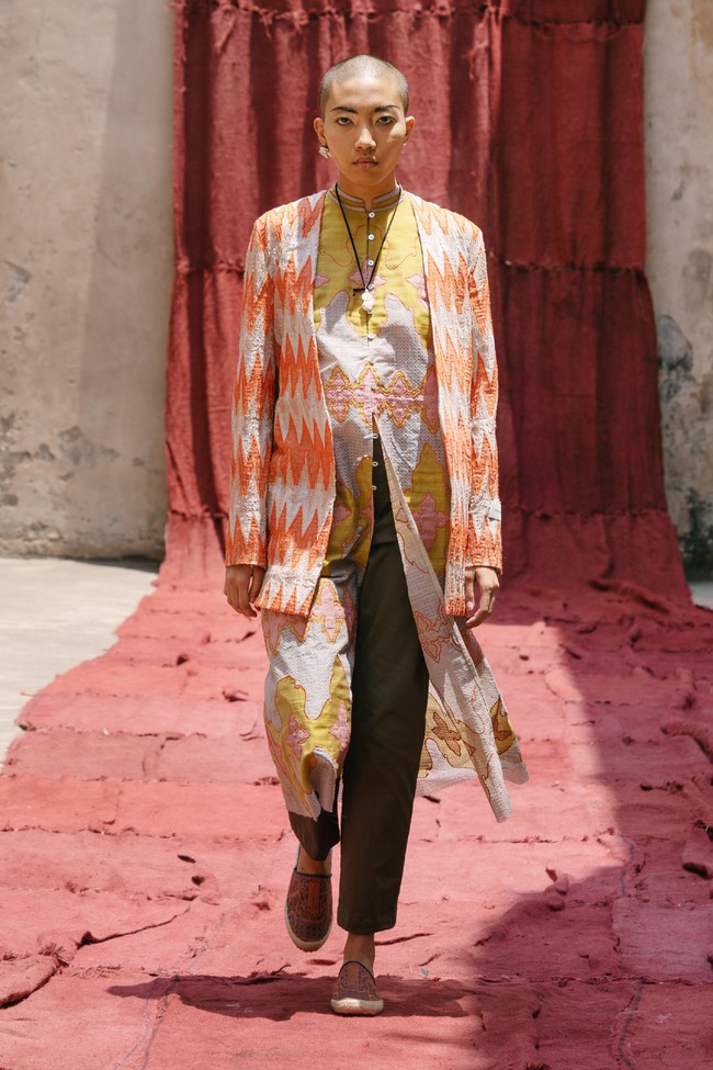 Model tampil dalam fashion show virtual desainer Sapto Djojokartiko. Terinspirasi dari seni sabung ayam, Sapto merilis koleksi spring/summer 2021.dok. Sapto Djojokartiko.