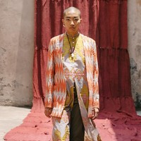 Model tampil dalam fashion show virtual desainer Sapto Djojokartiko. Terinspirasi dari seni sabung ayam, Sapto merilis koleksi spring/summer 2021.dok. Sapto Djojokartiko.