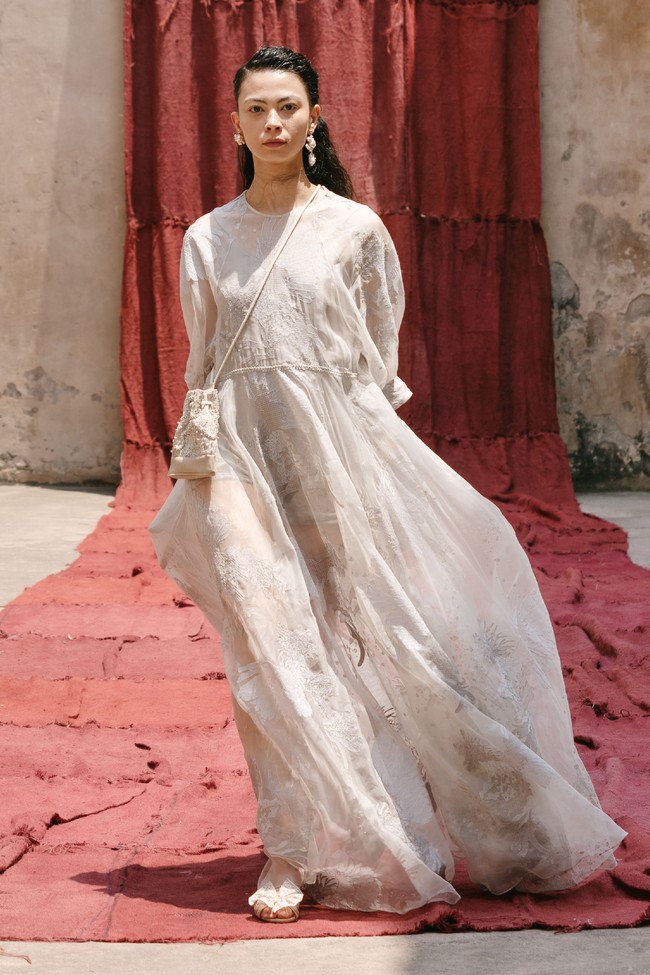 Model tampil dalam fashion show virtual desainer Sapto Djojokartiko. Terinspirasi dari seni sabung ayam, Sapto merilis koleksi spring/summer 2021. dok. Sapto Djojokartiko.