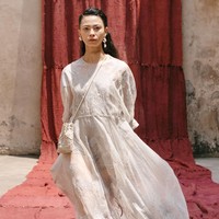 Model tampil dalam fashion show virtual desainer Sapto Djojokartiko. Terinspirasi dari seni sabung ayam, Sapto merilis koleksi spring/summer 2021. dok. Sapto Djojokartiko.