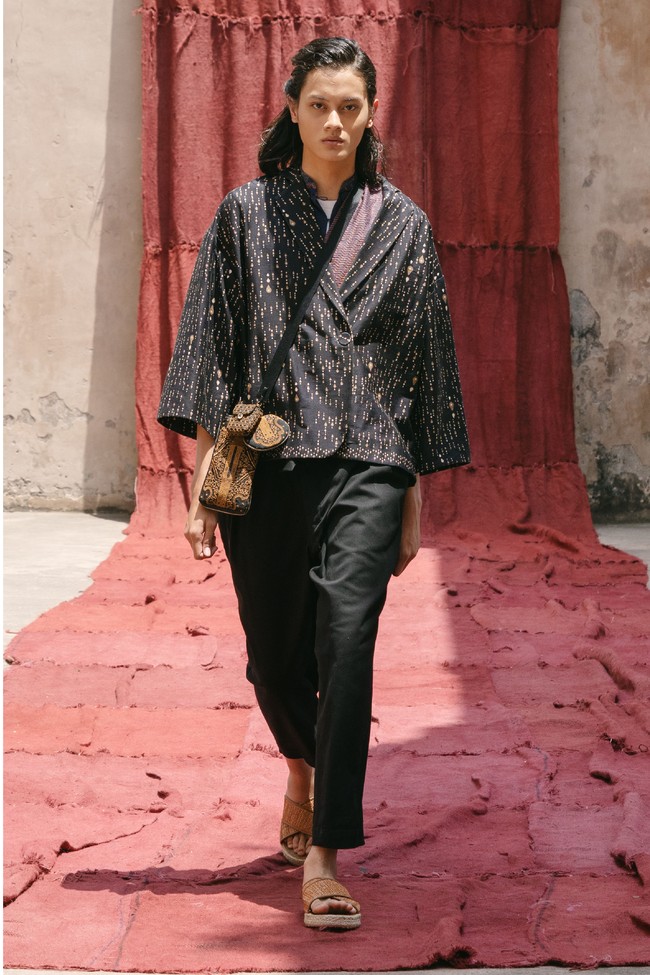 Model tampil dalam fashion show virtual desainer Sapto Djojokartiko. Terinspirasi dari seni sabung ayam, Sapto merilis koleksi spring/summer 2021.dok. Sapto Djojokartiko.