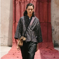 Model tampil dalam fashion show virtual desainer Sapto Djojokartiko. Terinspirasi dari seni sabung ayam, Sapto merilis koleksi spring/summer 2021.dok. Sapto Djojokartiko.