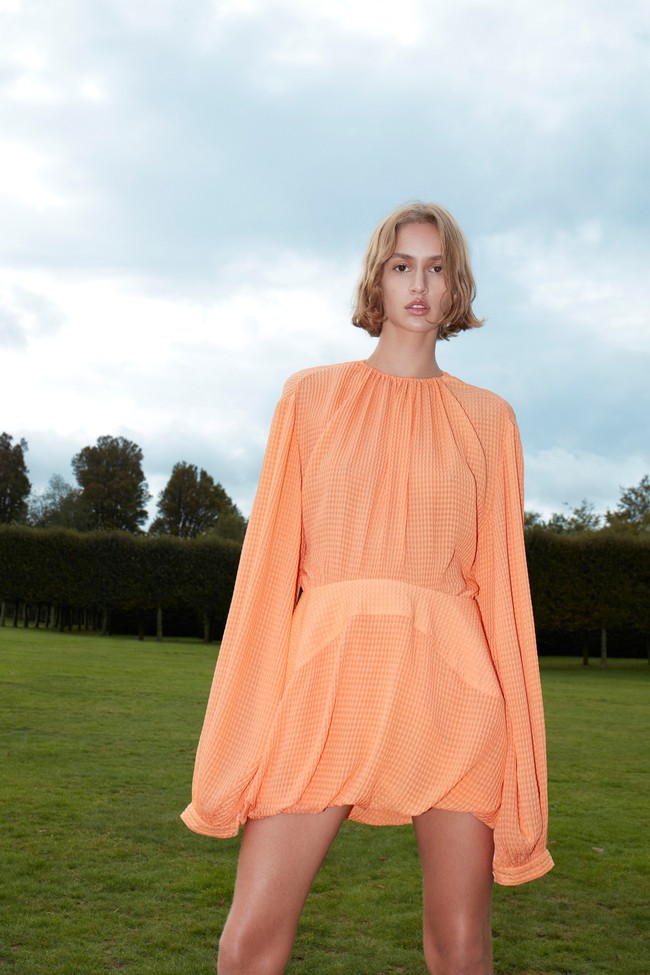 Stella McCartney merilis koleksi terbarunya untuk musim semi 2021 dalam sebuah pemotretan di Houghton Hall, Norfolk, Inggris.  dok. Stella McCartney