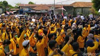 Massa yang menyebut diri Aliansi Rakyat Kedu #MagelangBergerak2 tersebut saat ini bergerak menuju Gedung DPRD Kota Magelang.