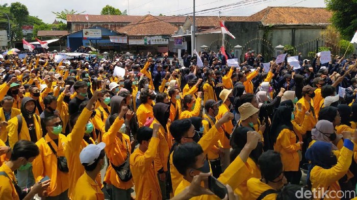 Mahasiswa dari beberapa perguruan tinggi di Kota Magelang, Jateng, gelar demo menolak Omnibus Law UU Cipker. Mereka menggeruduk gedung DPRD Kota Magelang.
