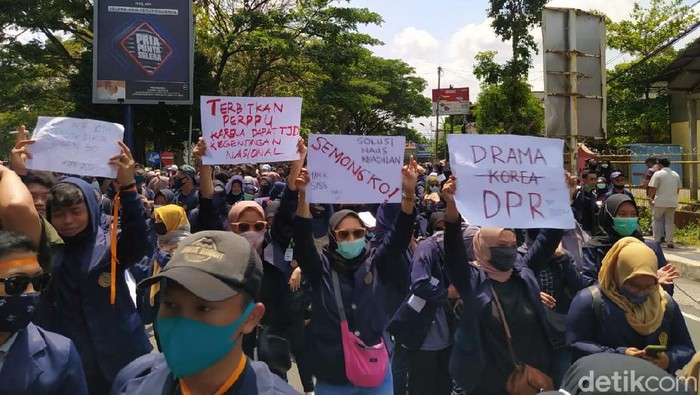 Mahasiswa dari beberapa perguruan tinggi di Kota Magelang, Jateng, gelar demo menolak Omnibus Law UU Cipker. Mereka menggeruduk gedung DPRD Kota Magelang.