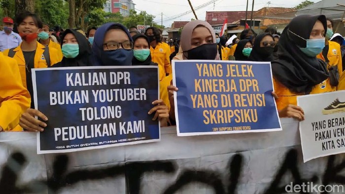 Mahasiswa dari beberapa perguruan tinggi di Kota Magelang, Jateng, gelar demo menolak Omnibus Law UU Cipker. Mereka menggeruduk gedung DPRD Kota Magelang.