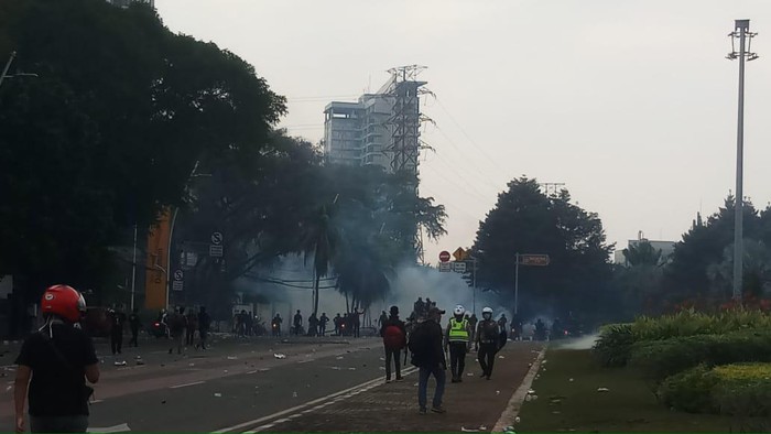 Massa Aksi Ricuh Lempari Polisi dengan Batu di Tugu Tani