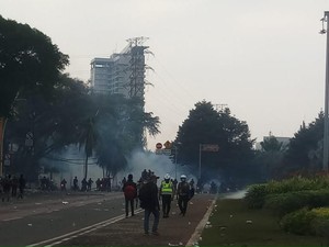 Video Massa Ricuh di Patung Kuda, Polisi Pukul Mundur
