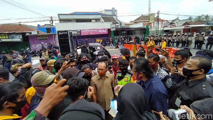 Massa Aliansi Rakyat Kedu #MagelangBergerak2 menolak Omnibus Law di depan DPRD Kota Magelang, Selasa (13/10/2020).
