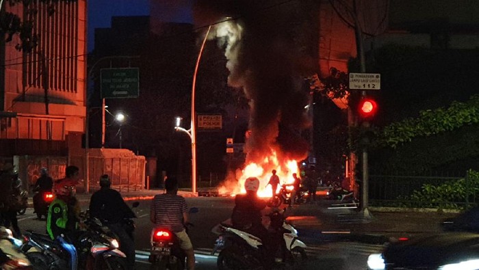 Massa bakar-bakar di bawah flyover Jatibaru, Tanah Abang.