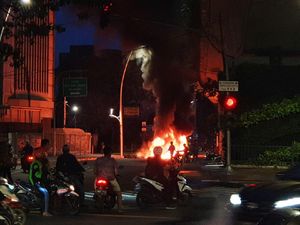 Petang Menjelang, Massa Bakar-bakar di Bawah Jalan Layang Arah Tanah Abang