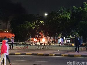 Massa Perusuh Kembali Bakar-bakar di Bawah Jalan Layang Cideng