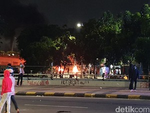 Video Massa Bakar-bakar dan Rusak Marka Jalan di Cideng Barat Jakpus