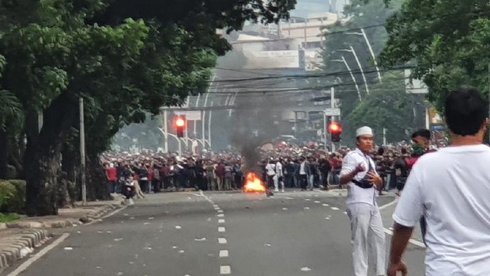 Massa bakar ban dan blokir jalan, polisi tembakan gas air mata