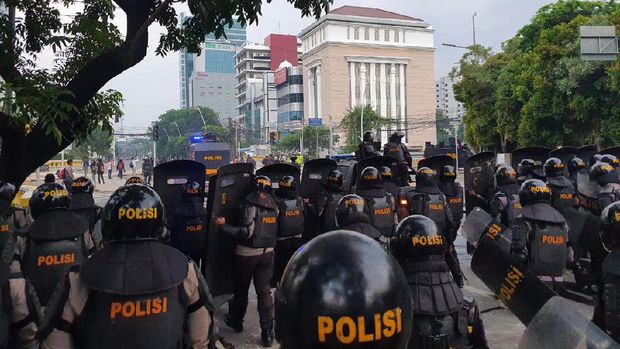 Massa bakar ban dan blokir jalan, polisi tembakan gas air mata