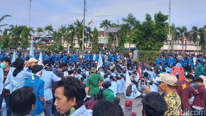 Massa mahasiswa demo tolak Omnibus Law di kantor Gubernur Riau.