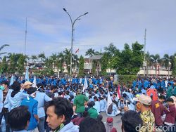 Demo Tolak UU Omnibus Law di Kantor Gubernur Riau Bubar dengan Tertib