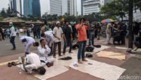 Mereka melakuklan salat dzuhur secara berkelompok.