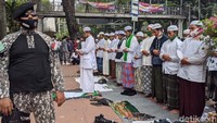 Massa terdiri dari remaja hingga orang dewasa, pria dan wanita.