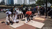 Beberapa orang terlihat memakai masker, beberapa lainnya tidak mengenakan. Tampak massa tak menerapkan jaga jarak.