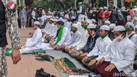 Pantauan detikcom pukul 12.30 WIB, tampak massa demo sudah terkonsentrasi di Jalan Medan Merdeka Barat arah Istana Merdeka.