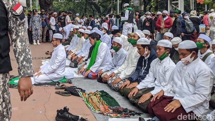 Massa Mulai Berdatangan ke Patung Kuda Massa demo tolak omnibus law mulai berdatangan di Patung Kuda Arjuna Wijaya, Jakarta. Mereka kemudian melakukan salat dzuhur berjamaah.