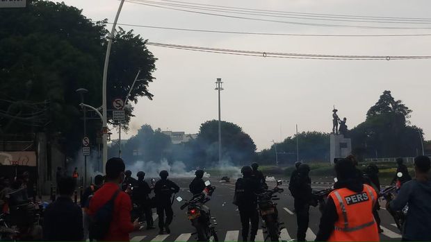 Massa Mundur ke Arah Senen Setelah Dipukul Mundur Polisi