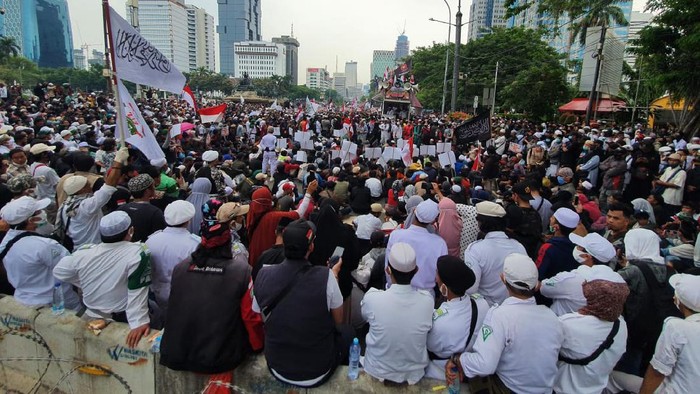Massa PA 212 dkk Bertambah Ramai di Sekitar Patung Kuda pada Pukul 13.45 WIB
