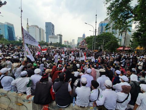 Massa PA 212 dkk Bertambah Ramai di Sekitar Patung Kuda pada Pukul 13.45 WIB