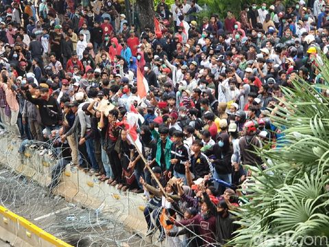 The unbridled crowd around the statue of the horse fired by the police with tear gas (Isal Mawardi, Farih Maulana / detikcom)