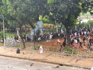 Kericuhan Pecah di Patung Kuda, Massa Lempar Petasan Dibalas Gas Air Mata